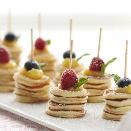 9. mini panquecas com frutas vermelhas (ideal para recepções de manhã)