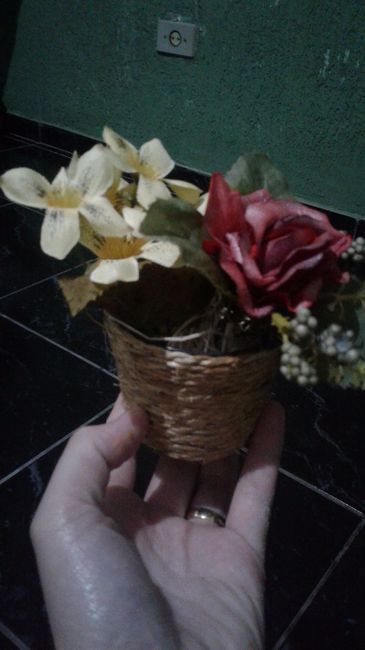 Eu mesma quem fiz. Comprei os mini vasinhos, as flores artificias, espuma floral, pedrinhas pra dar 