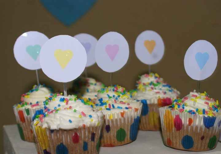 Imprimi as plaquinhas de cupcake em papel fotográfico e colei em colherzinha de mexer café transpare