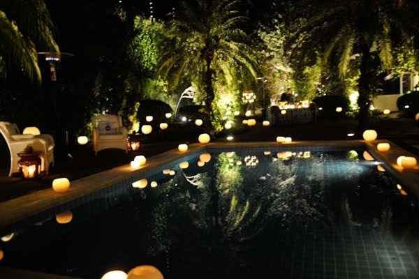 Pode também colocar a clássica decoração com velas que fica lindo, inclusive dentro da piscina.