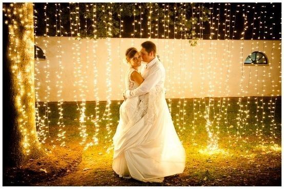 Cortina de luzes (aquelas de natal) se o casamento for a noite!
