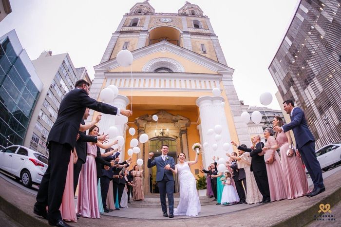 Saída da Igreja com balões