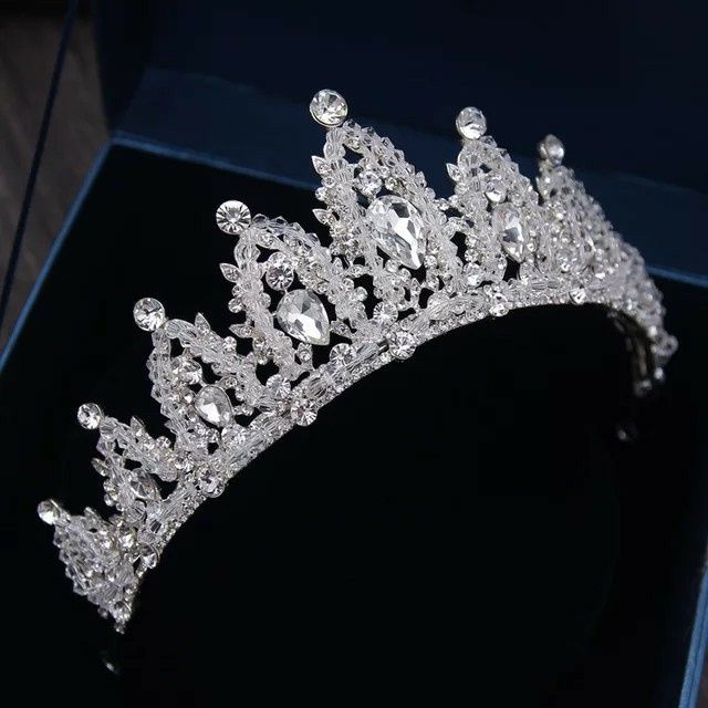 Levanta a cabeça princesa se não a Coroa cai.. rsrs Brincadeiras a parte, quem vai usar coroa já esc