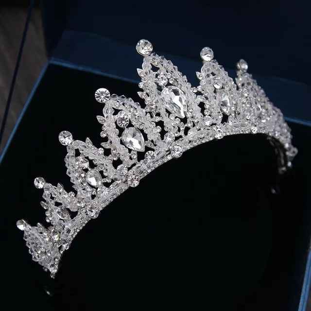 Levanta a cabeça princesa se não a Coroa cai.. rsrs Brincadeiras a parte, quem vai usar coroa já esc
