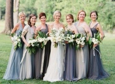 Damas com vestidos cinza ou azul