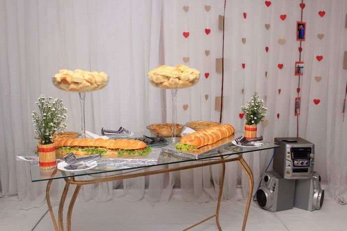 Mesa dos pães de metros e pãozinho 
