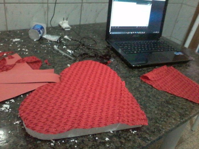 Cortar e colar o tecido no isopor