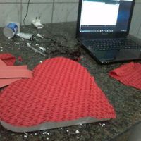Cortar e colar o tecido no isopor