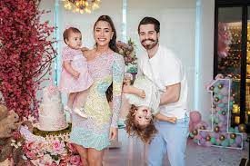 Se pudesse convidar um artista famoso pra cantar na sua festa, quem seria? 1