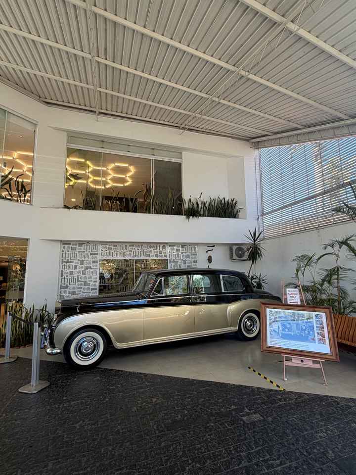 Transforme sua chegada em um momento inesquecível: Rolls-royce clássico para casamentos e ensaios fo