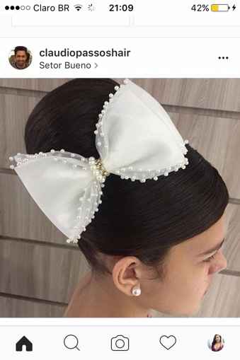 O penteado delas será coque alto com um laço da cor do vestido