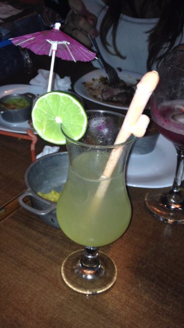 Todos os drinks tinha canudo de pintinho