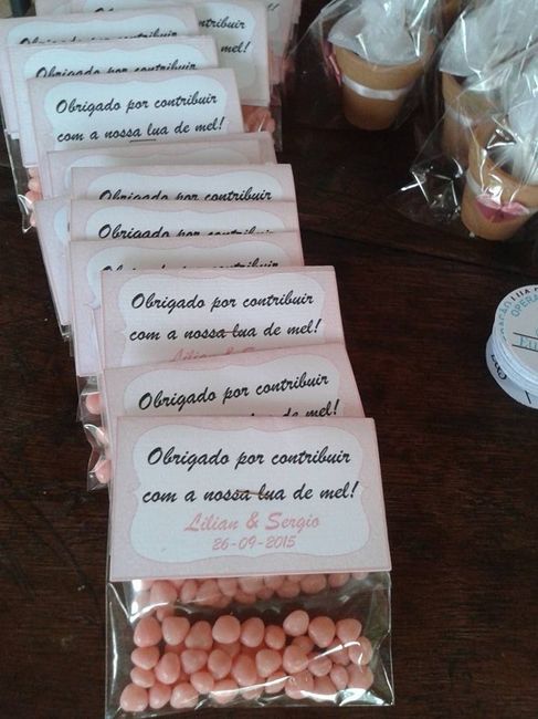 Fiz saquinhos com balinha de coração rosa para entregar na hora do sapato da noiva e azul para a hor