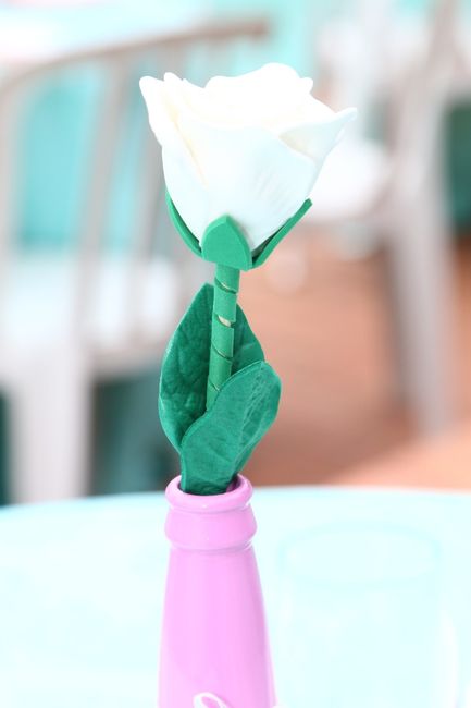 centro de mesa (garrafa com flor de EVA e pote com vela)