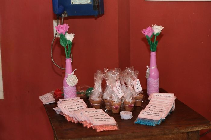 vasinho para os padrinhos com semente de amor perfeito, balinhas em saquinhos para a hora do corte d