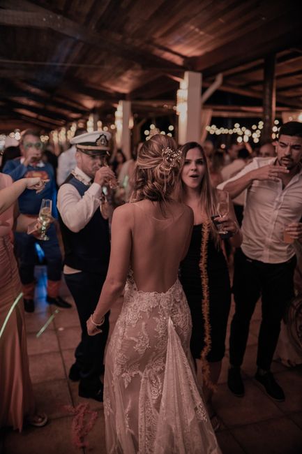 vestido com a cauda presa e segundo penteado
