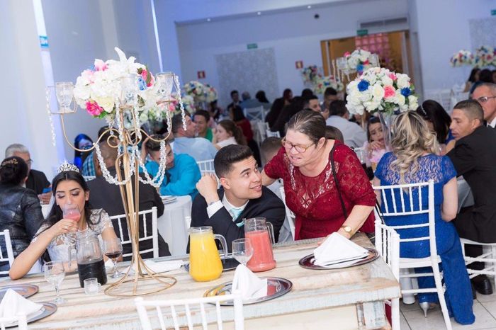eu comendo ali no canto kk 
