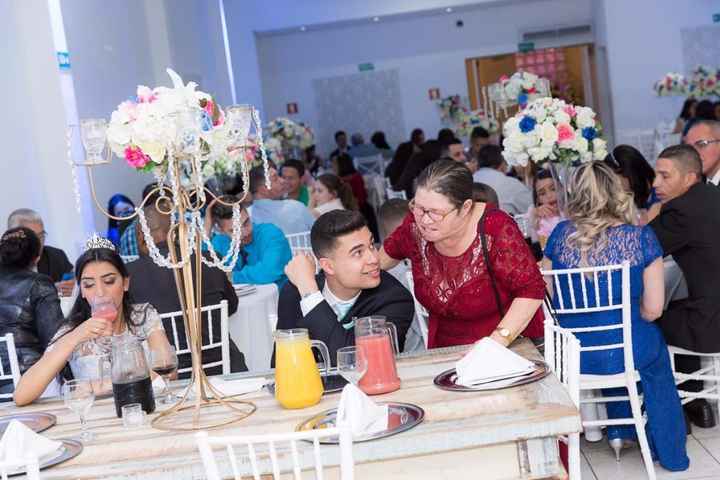 eu comendo ali no canto kk 