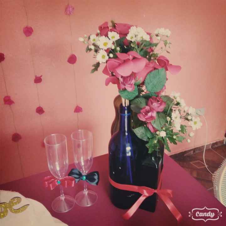 Garrafas com flores e taças