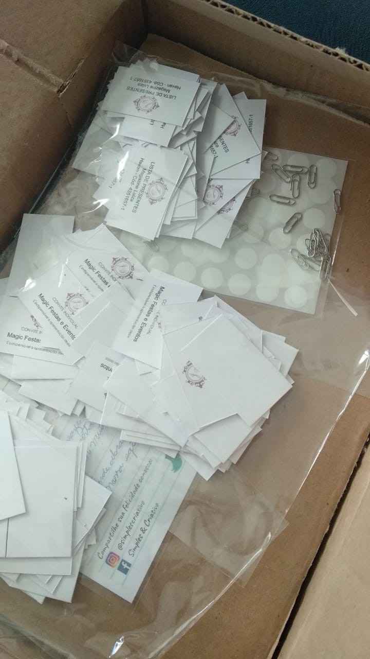Caixinha com os convites, tags de lista de presentes, convites individuais, clips e adesivo para fec