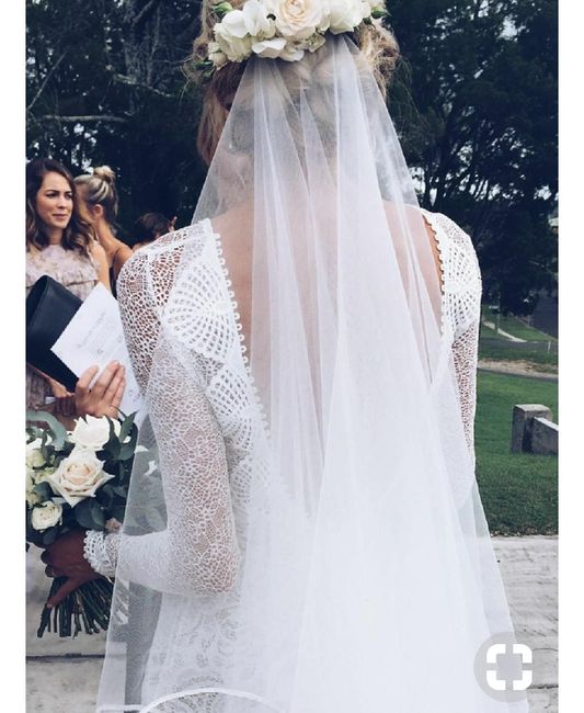 Noiva com coroa de flores e véu 6
