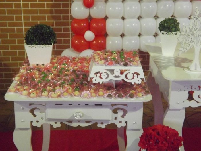 mesa com as panelinhas