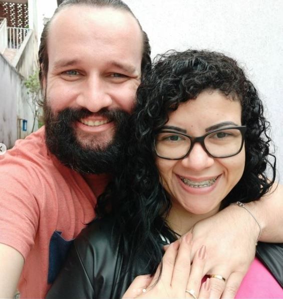 Minha felicidade é dentro do teu abraço.