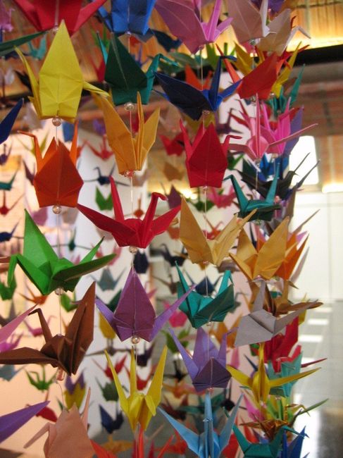 Cortina de origami atrás da mesa do bolo na cora laranja e azul 