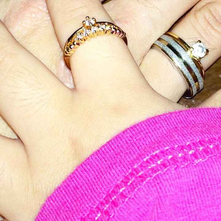 a minha mãe e a da minha bebe em cima!! Essa é minha aliança (compromisso + Noivado)