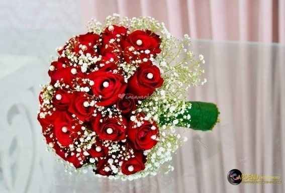 Meu buquê de rosas vermelhas e flor mosquitinho