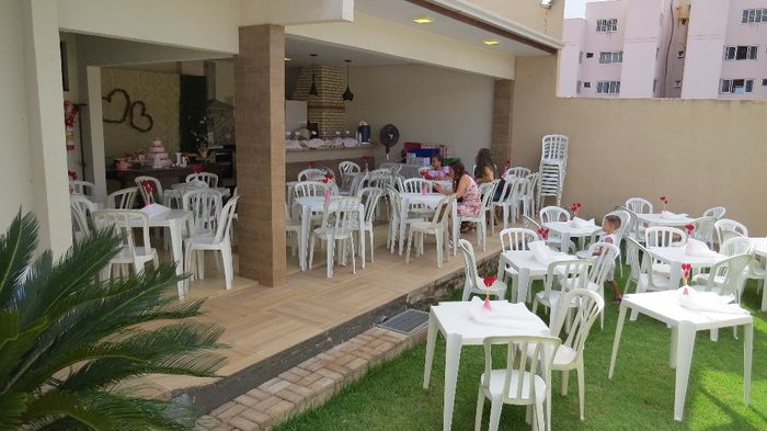 Encapamos garrafinhas de leite de coco com bexigas e fizemos corações de feltro