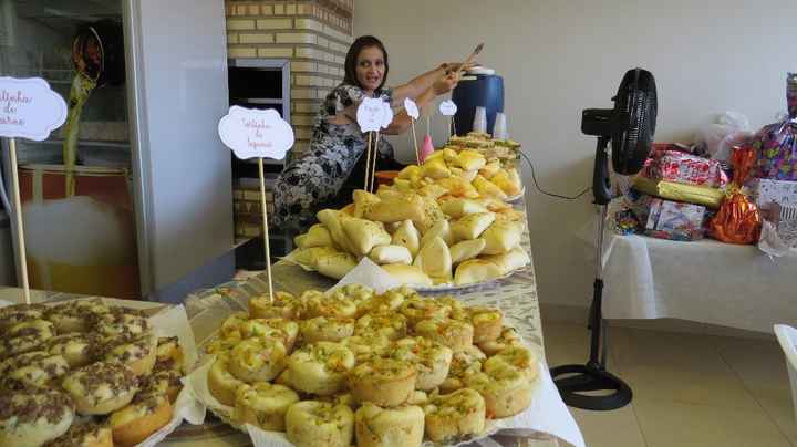 (Ignorem minha mãe kk) As comidinhas e colocamos plaquinhas pra não haver desperdício, a pessoa só p