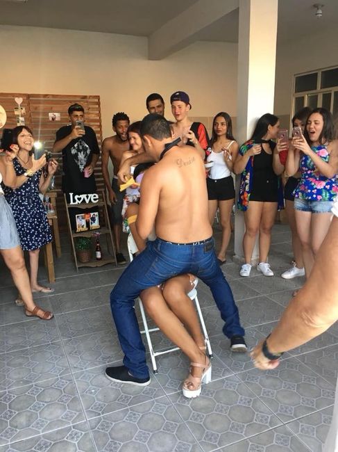 Teve Gogoboy kkk , eu vendada e meu noivo aparece de gogoboy , pense num sufoco até eu descobrir 