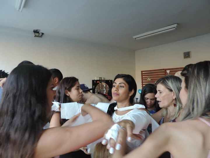 Prova de fazer o vestido da noiva com papel higiênico , todas as amigas envolvidas 