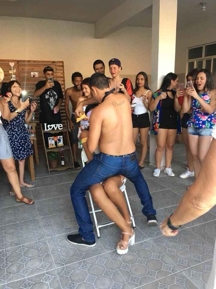 Teve Gogoboy kkk , eu vendada e meu noivo aparece de gogoboy , pense num sufoco até eu descobrir 