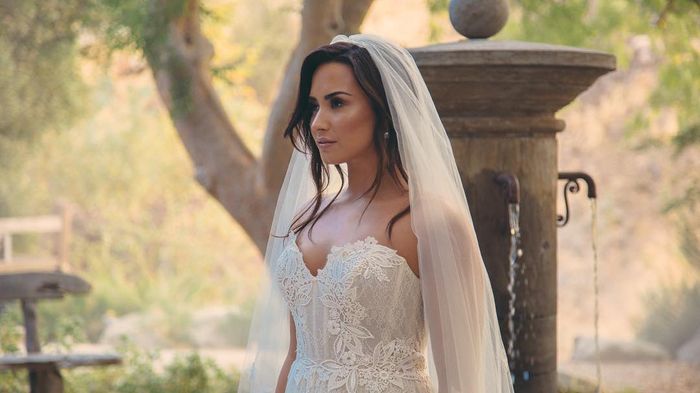 SIM ou NÃO para o vestido de noiva usado por Demi Lovato em Tell Me You Love Me? 1