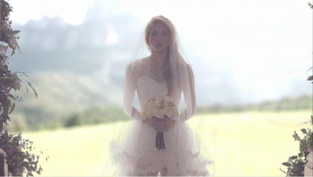 SIM ou NÃO para o vestido de noiva usado por Shakira em Empire? 1