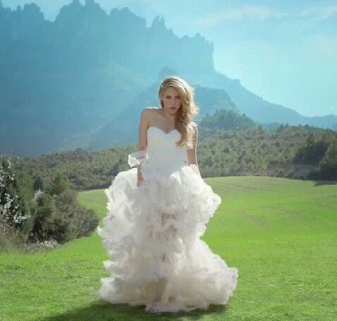 SIM ou NÃO para o vestido de noiva usado por Shakira em Empire? 5