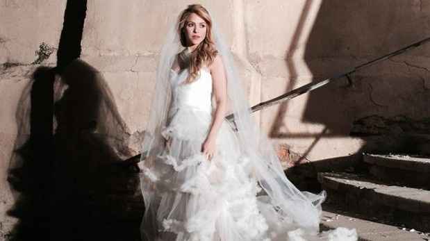 sim ou Não para o vestido de noiva usado por Shakira em Empire? - 3