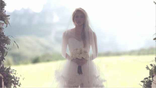 sim ou Não para o vestido de noiva usado por Shakira em Empire? - 4