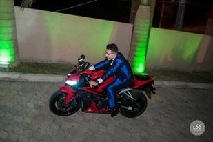 Entrada dele, com a R1 Vermelha