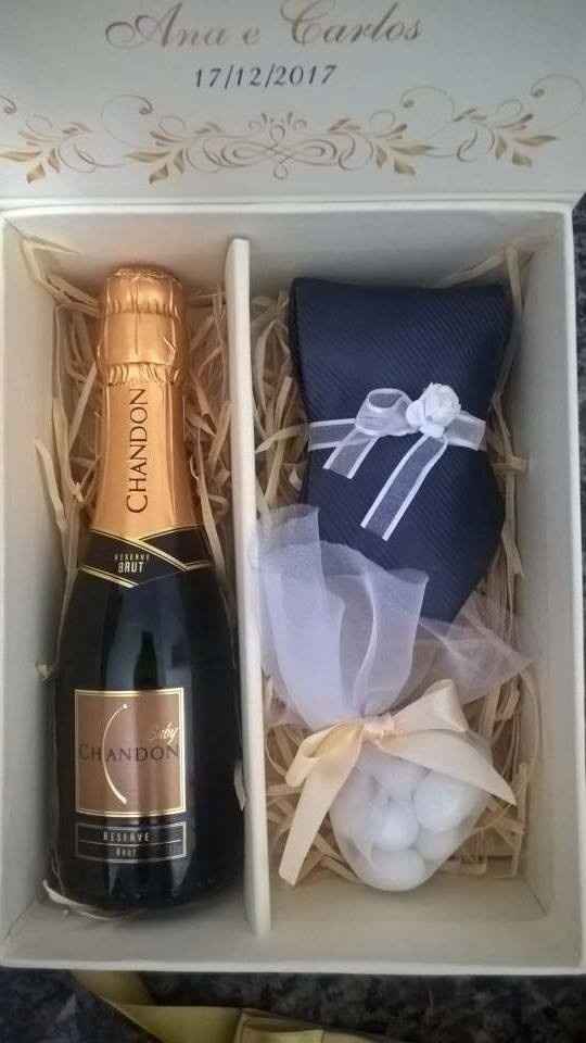 Baby Chandon, a gravata e um saquinho com amêndoas brancas