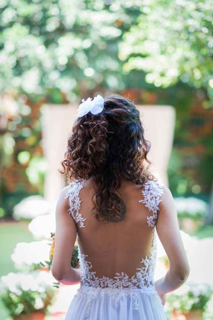 Costas nuas com tule transparente
