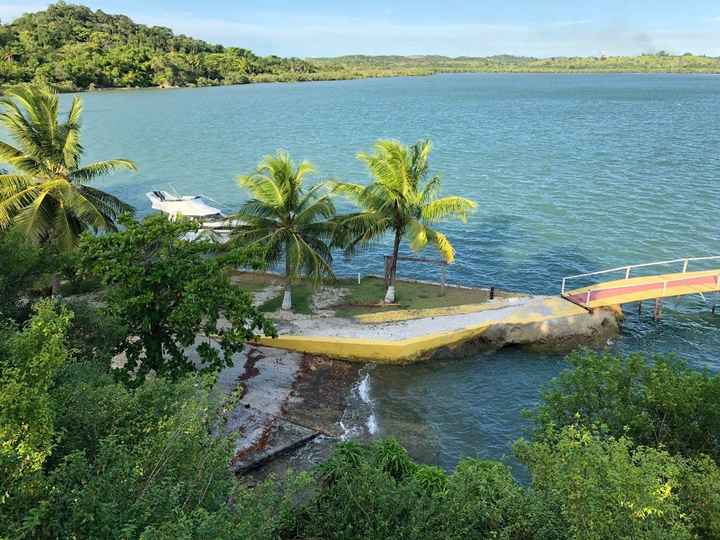vista do deck, com píer lá embaixo e área beira mar