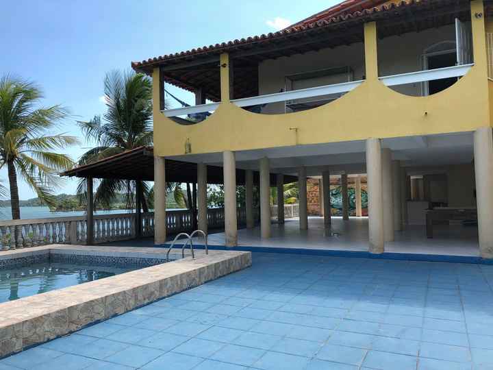pátio da piscina e parte térrea da casa