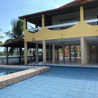 pátio da piscina e parte térrea da casa