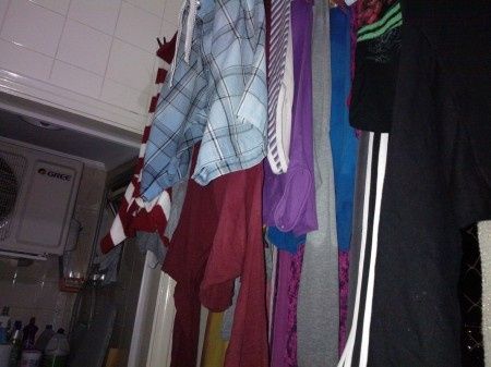 pendurando roupas em ape