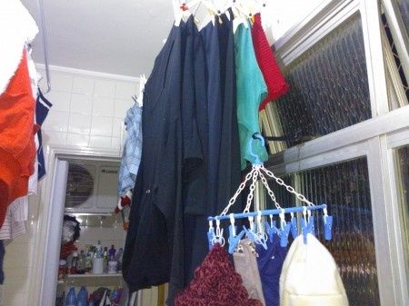 pendurando roupas no ape