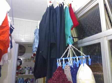 pendurando roupas no ape