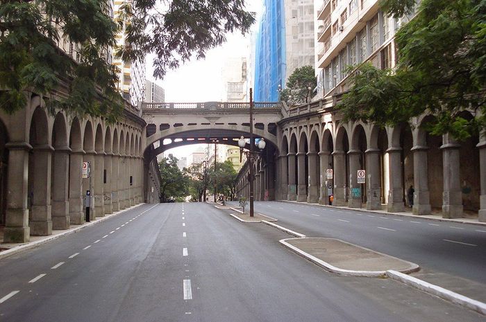 Viaduto Otávio Rocha - Já foi muito utilizado para fotos e filmagens, hoje em dia está tomado por mo